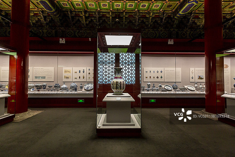 北京故宫陶瓷馆（武英殿）：展厅一角（慈母、瓷王位居正中）图片素材