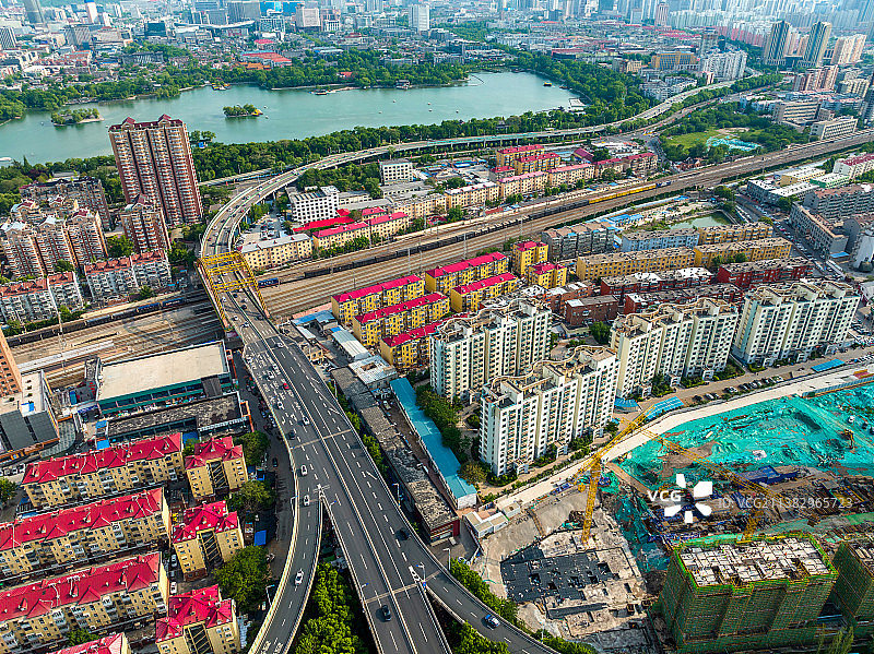 中国山东济南大明湖公园附近的建筑及高架桥航拍图片素材