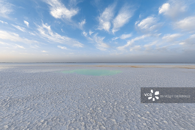 青海盐湖的天空云朵图片素材