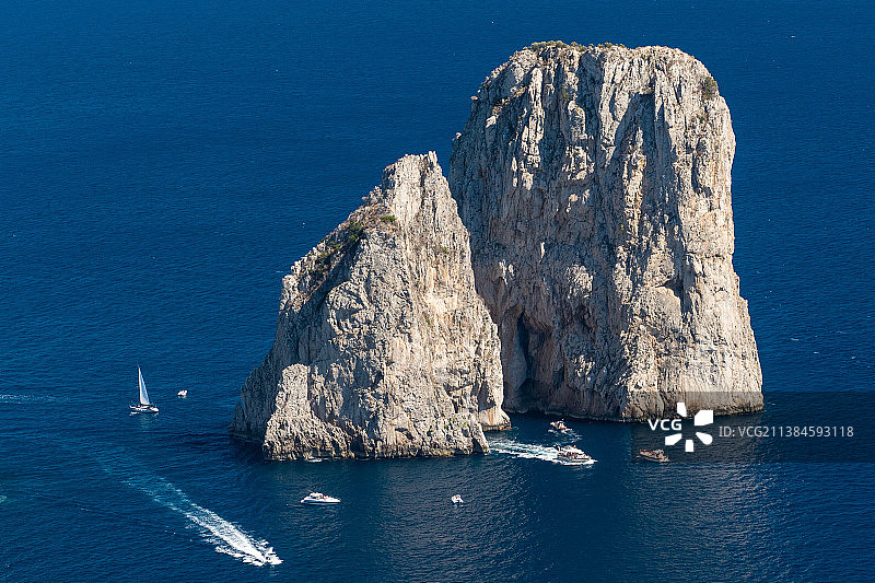 高角度的岩石形成在海上，卡普里，意大利图片素材