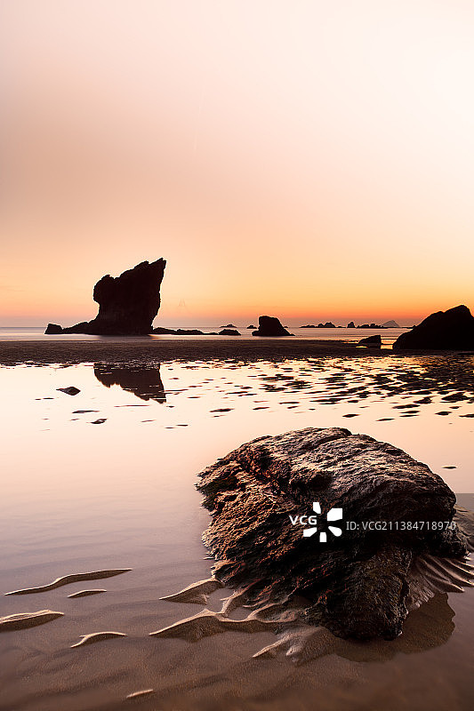 Hito de Aguilar，日落时海滩上岩石的景色，阿斯图里亚斯，西班牙图片素材