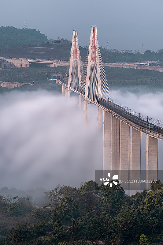 重庆：轻轨穿越蔡家嘉陵江大桥图片素材