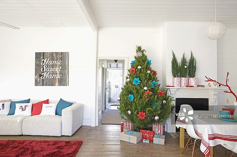 室内壁炉旁的圣诞树和礼物图片素材