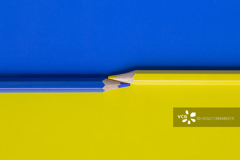黄色和蓝色的桌子和配套的铅笔的特写图片素材