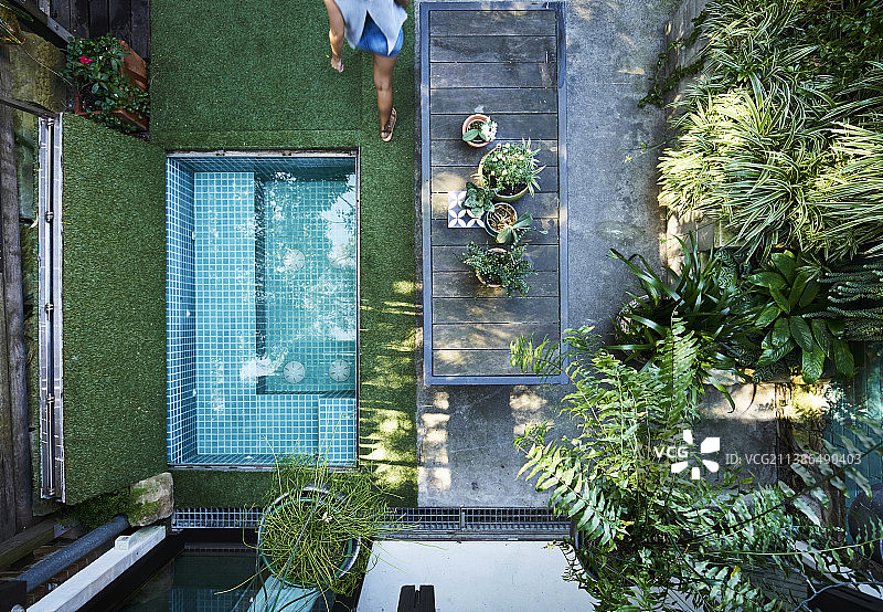 从上面可以看到一个带迷你游泳池的小庭院花园图片素材