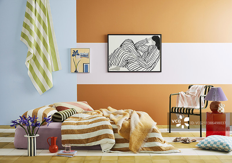 地板床垫床在明亮，色彩鲜艳的房间图片素材