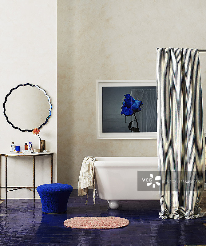 浴室独立浴缸前的浴帘，地板漆成蓝色图片素材