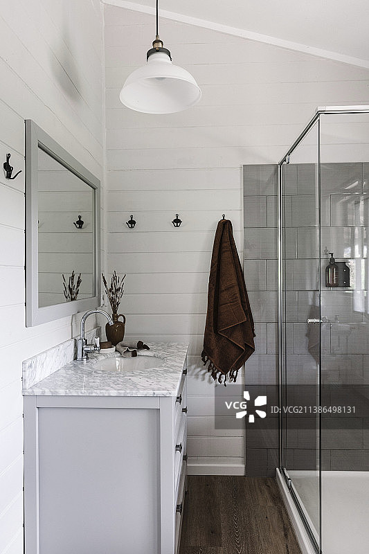 现代浴室与小屋般的氛围图片素材