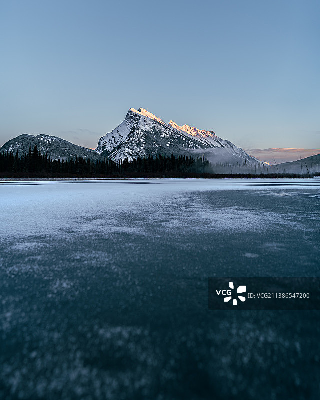 加拿大班夫国家公园伦德尔山班夫国家公园的冬季山湖日落图片素材