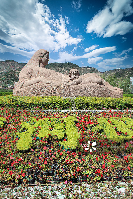 蓝天白云下的甘肃兰州黄河母亲雕像图片素材