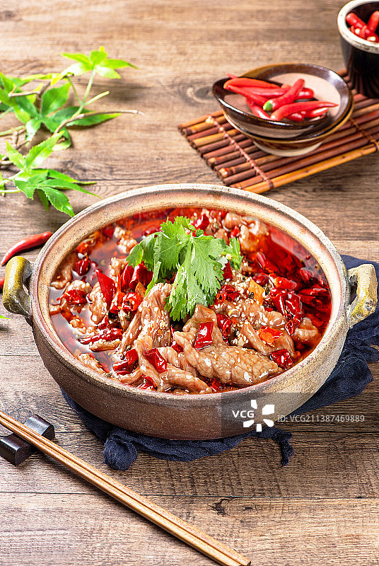 中餐传统美食砂煲麻辣牛肉图片素材