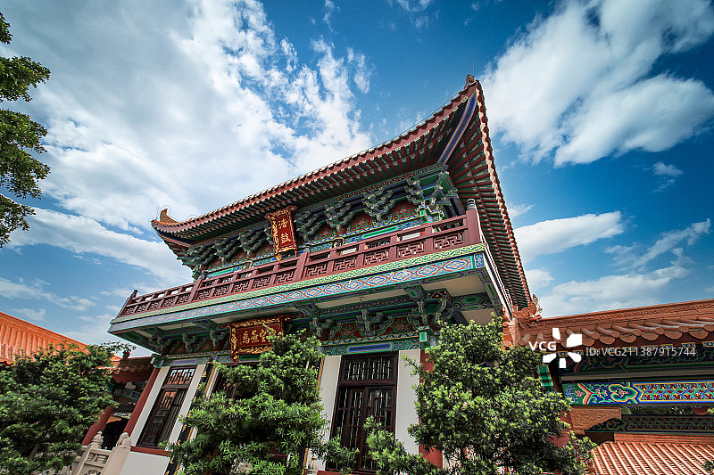 蓝天白云下的广东珠海普陀寺：鼓楼图片素材
