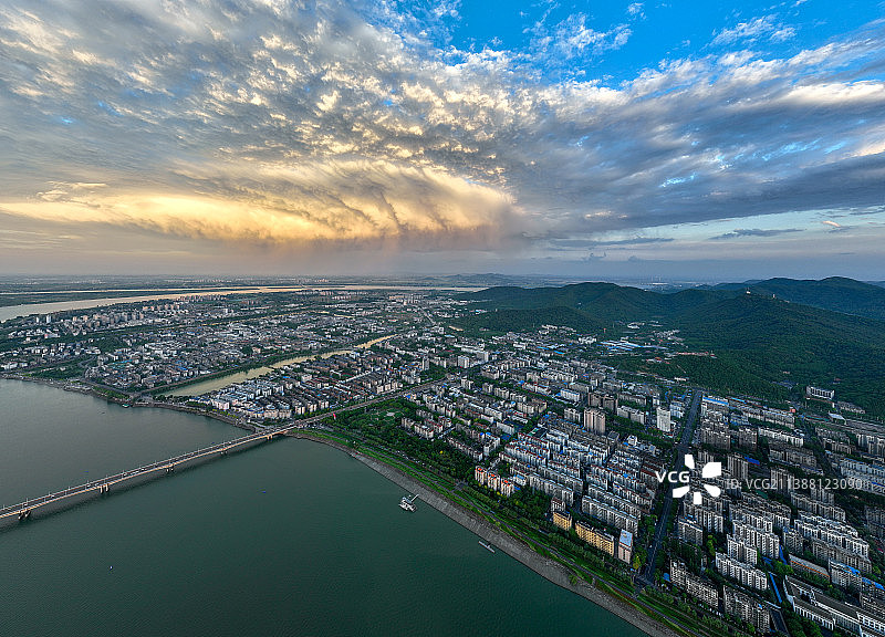 航拍襄阳汉江晚霞自然风景城市风光图片素材