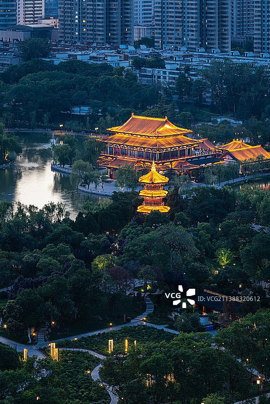 西安市兴庆宫公园夏天日落夜景高视角图片图片素材