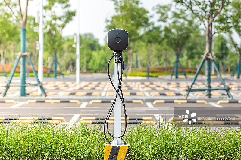 规划整齐的新能源电动汽车无人智能充电停车场夏季户外风光图片素材