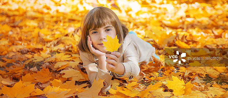 孩子们在公园里用秋叶选择性地集中注意力图片素材