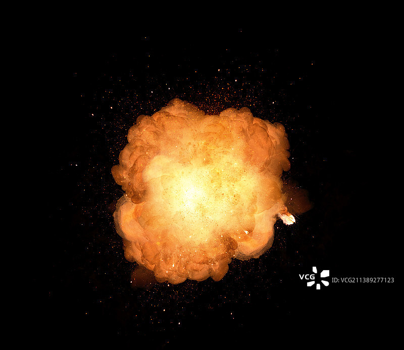 巨大的，极热的爆炸伴随着火花和热烟，在黑色的背景下图片素材