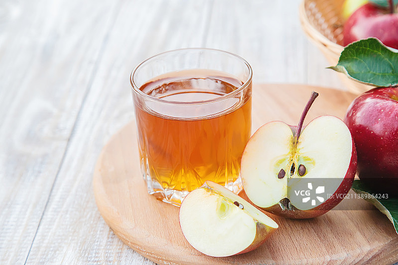 苹果汁在玻璃杯中选择性聚焦图片素材