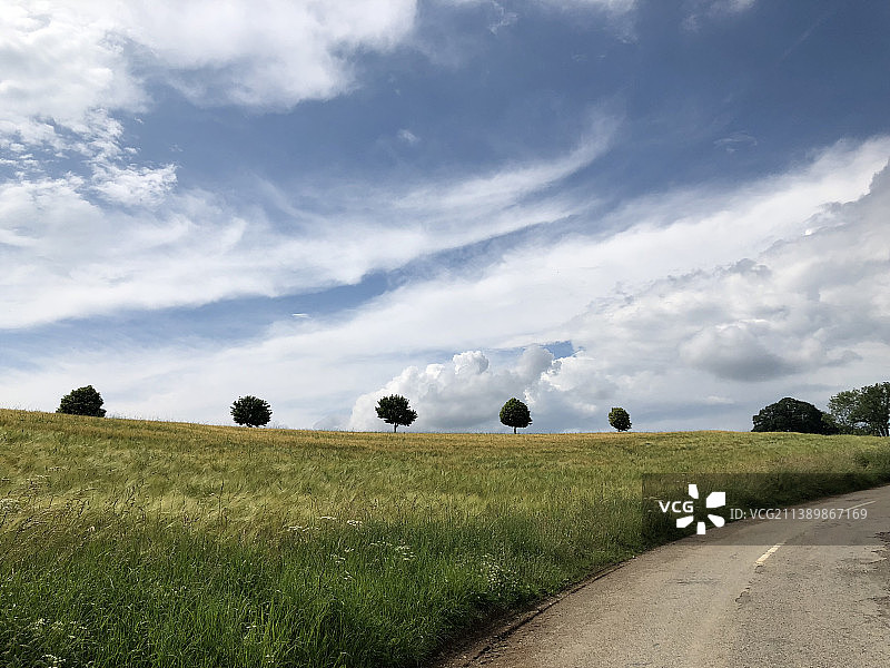 风景的田野对天空，克勒沃，卢森堡图片素材