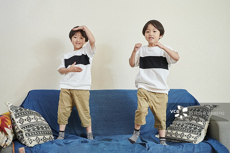 日本年轻人的双胞胎图片素材
