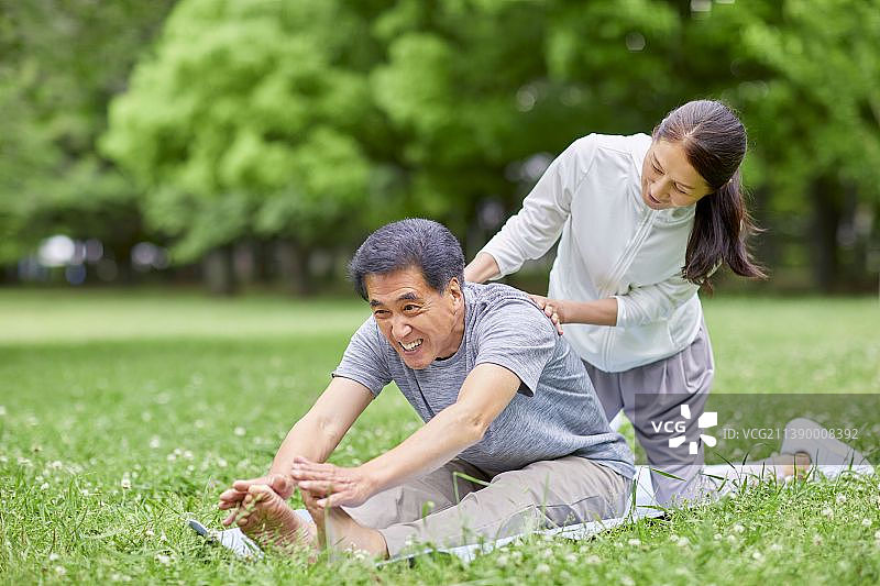日本老年夫妇在城市公园训练图片素材