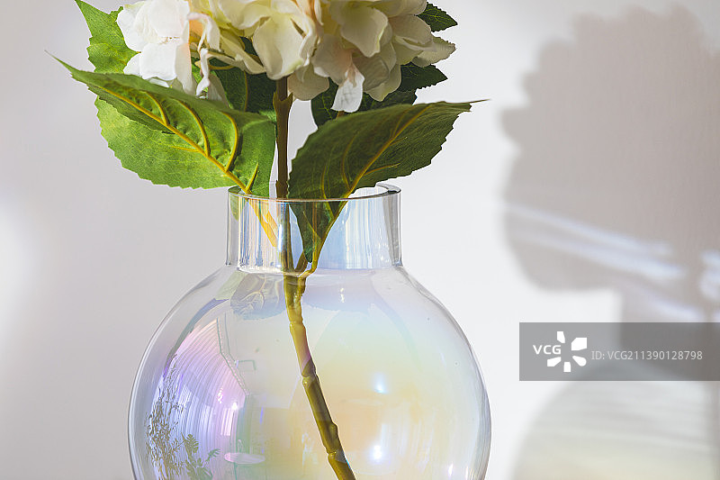 桌子上的花瓶仿真花摆件装饰品图片素材