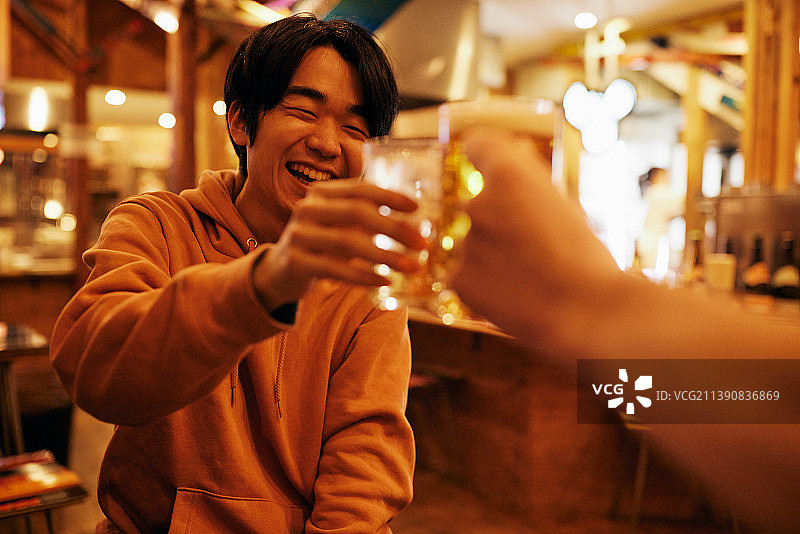 日本男子正在喝酒图片素材