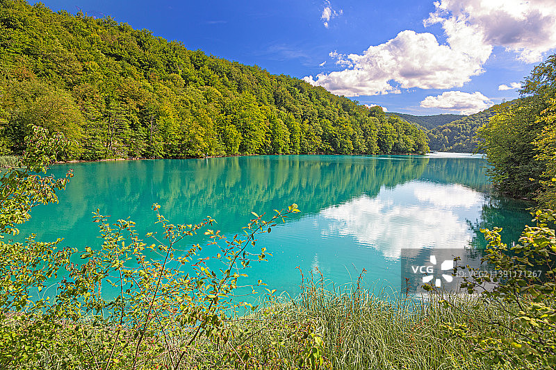 在克罗地亚的Plitvice湖国家公园观看田园诗般的湖泊，Plitvice湖国家公园，克罗地亚图片素材