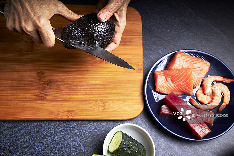 西班牙，一名女厨师切开牛油果做寿司图片素材