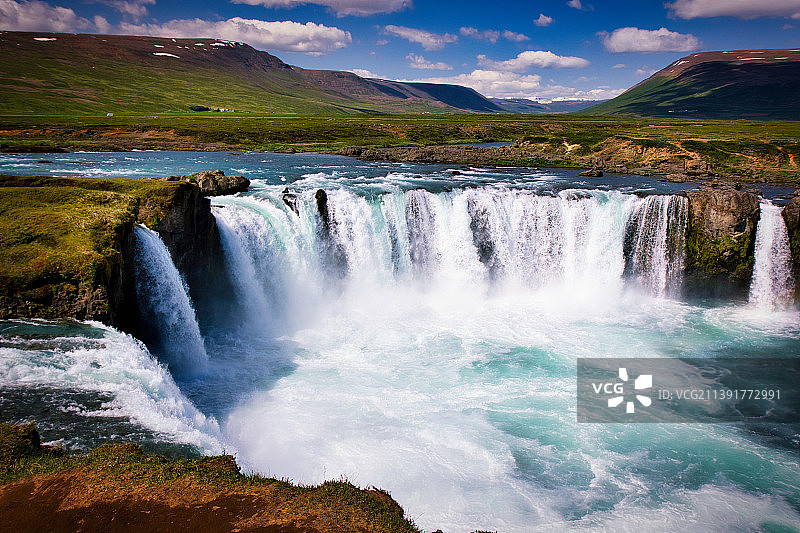 冰岛瀑布映衬天空的美景图片素材