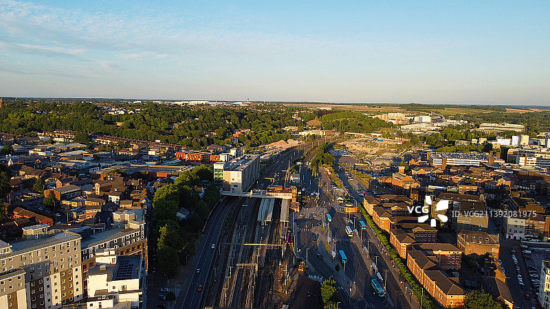 卢顿市中心的航拍镜头在日落时分的英格兰站，卢顿，英国，英国图片素材