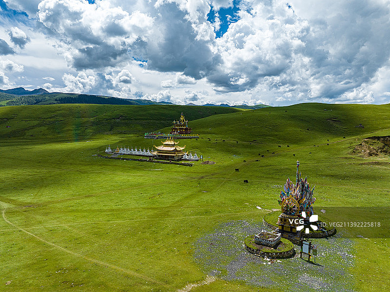 航拍草原中的藏传佛教寺庙图片素材