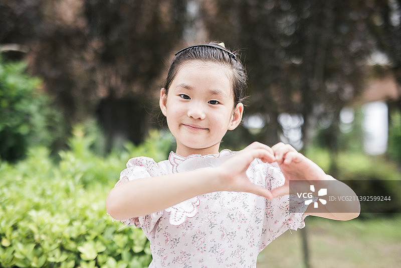 一个亚洲小女孩对着镜头微笑图片素材