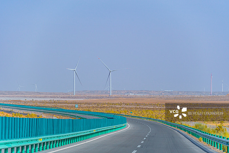 中国青海德令哈荒漠高速公路路面图片素材