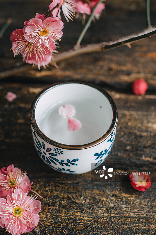日系和风酒壶和樱花摆放在一起图片素材