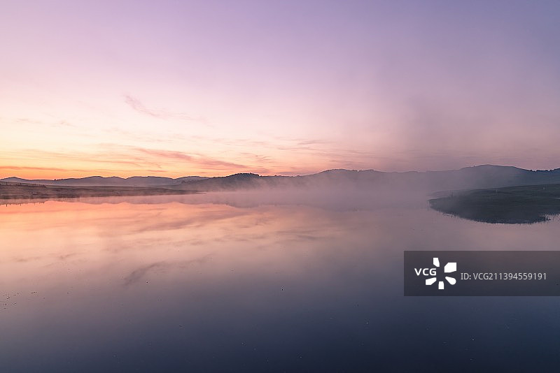 湖边日出和湖面的晨雾背景景色图片素材