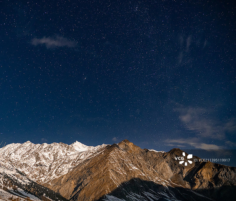 夜晚的雪山映衬着天空的景色图片素材