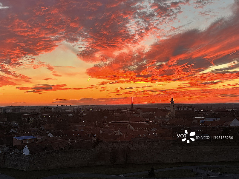 高角度的看法，城市景观对天空在日落，斯洛伐克图片素材