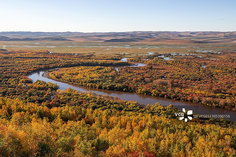 秋天草原上的河流和森林图片素材