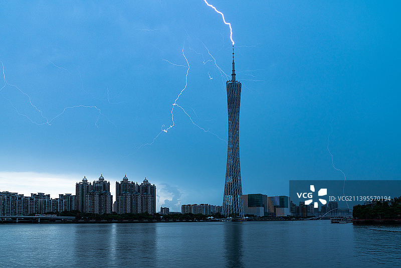 雷暴时广州塔上空的闪电图片素材