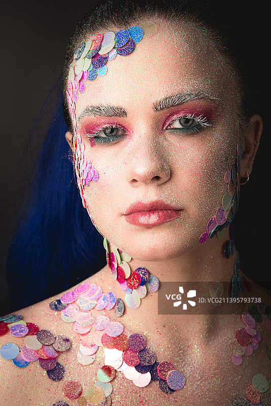 一个女孩的肖像与彩色亮片化妆，敖德萨，乌克兰图片素材