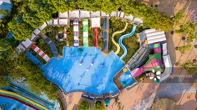 武汉欢乐谷夏日的玛雅海滩游玩设施图片素材