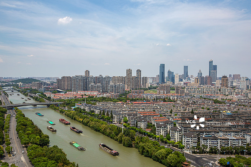 无锡市城市建筑和京杭大运河船泊运输航行画面图片素材