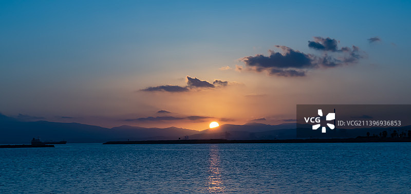 西班牙，日落时海天相衬的风景图片素材