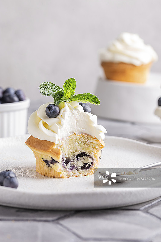 甜松饼配蓝莓和奶酪奶油图片素材