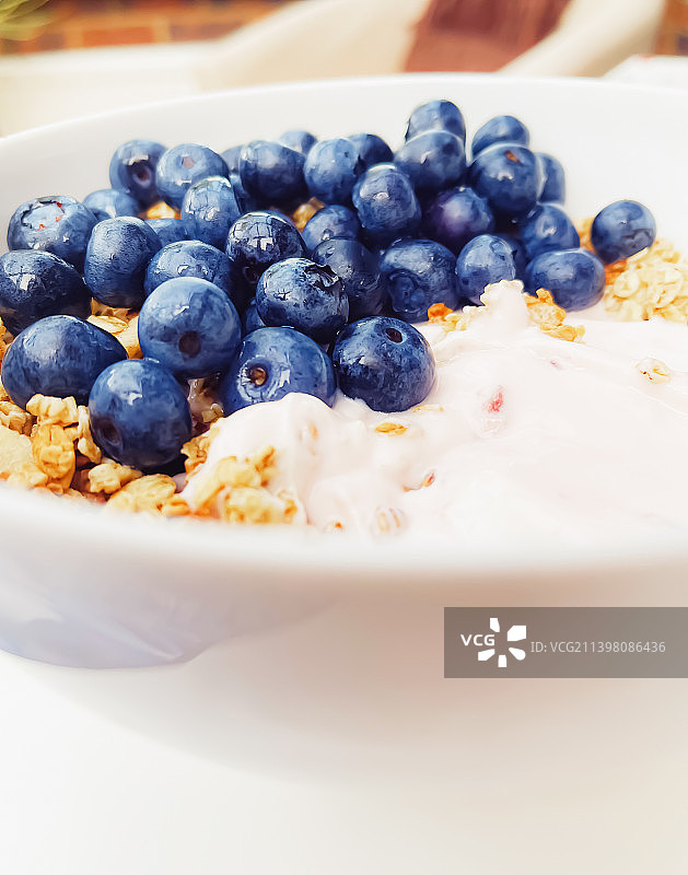 蓝莓酸奶麦片碗作为健康的早餐和早餐图片素材