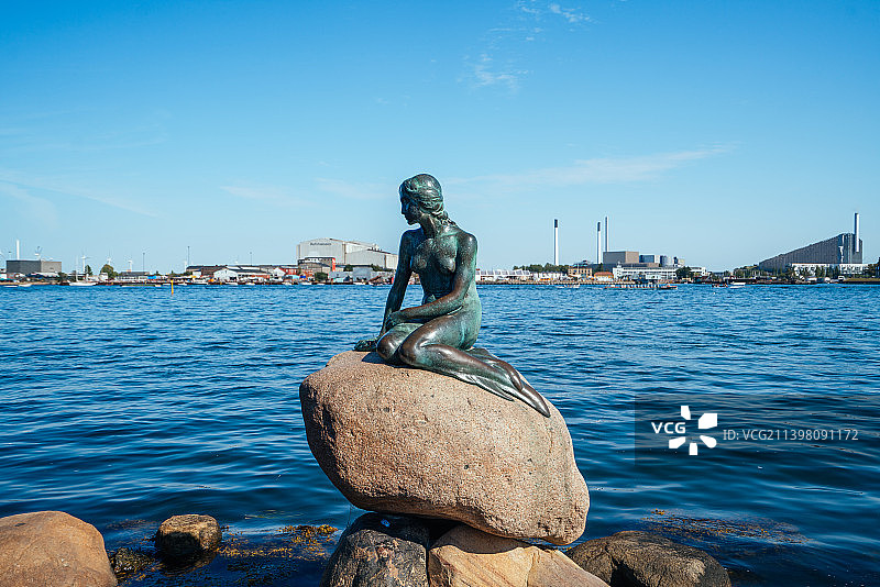 丹麦哥本哈根小美人鱼铜像，取材自安徒生童话，是丹麦精神的象征图片素材