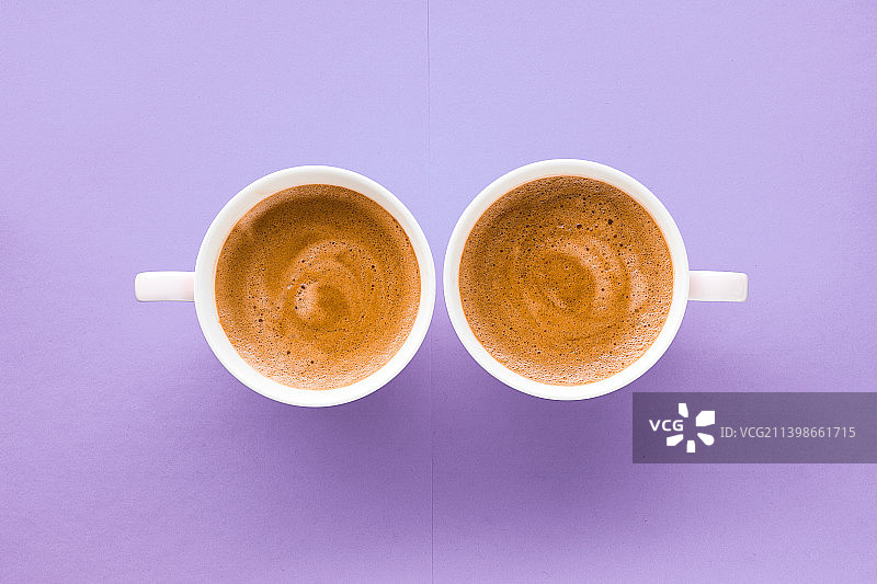 紫色背景的咖啡杯，俯视图平面图片素材