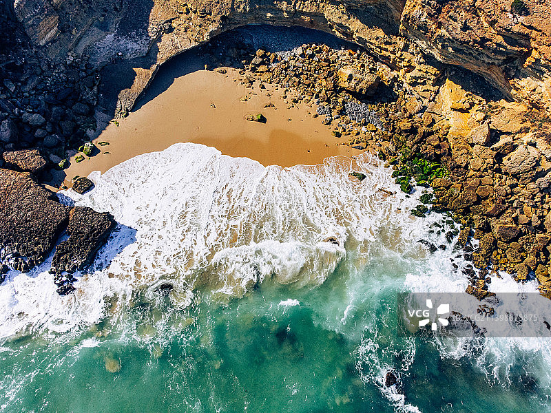 在布登斯，布登斯，葡萄牙的一个隐藏海滩的鸟瞰图图片素材