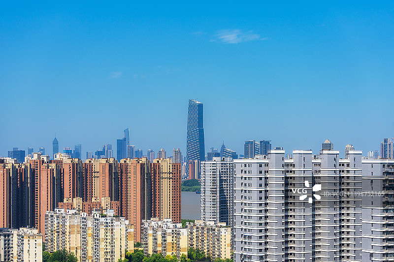 湖北省武汉市地标建筑中信泰富大厦与城市天际线夏季户外风光图片素材